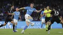 Pemain Napoli, Scott McTominay mengontrol bola untuk melewati pemain Como saat laga lanjutan Liga Italia 2024/2025 yang berlangsung di Stadion Diego Armando Maradona, Naples, Italia, Jumat (04/10/2024) WIB. (AP Photo/LaPresse/Alessandro Galofaro)