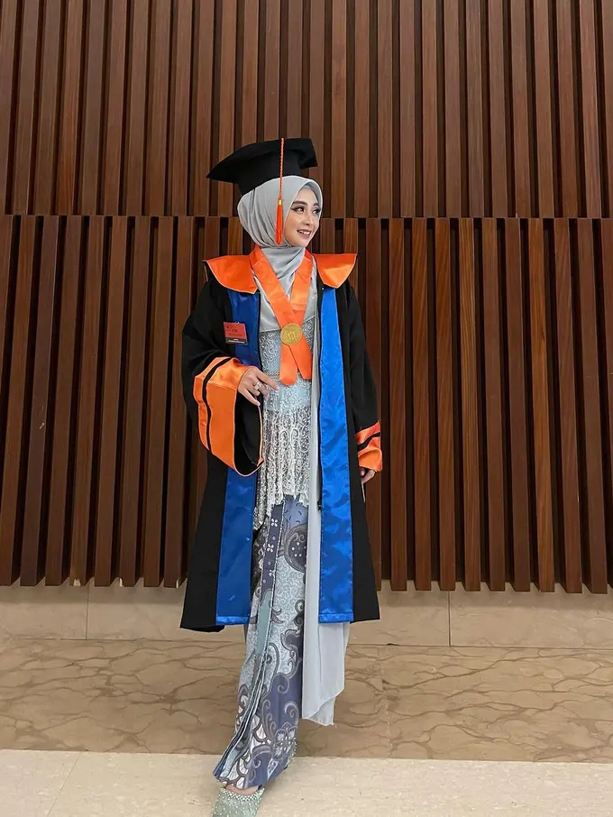 6 Gaya Ega Noviantika Berhasil Selesaikan Studi S1 Sambil Asuh Buah Hati, Tampil Memesona dengan Kebaya