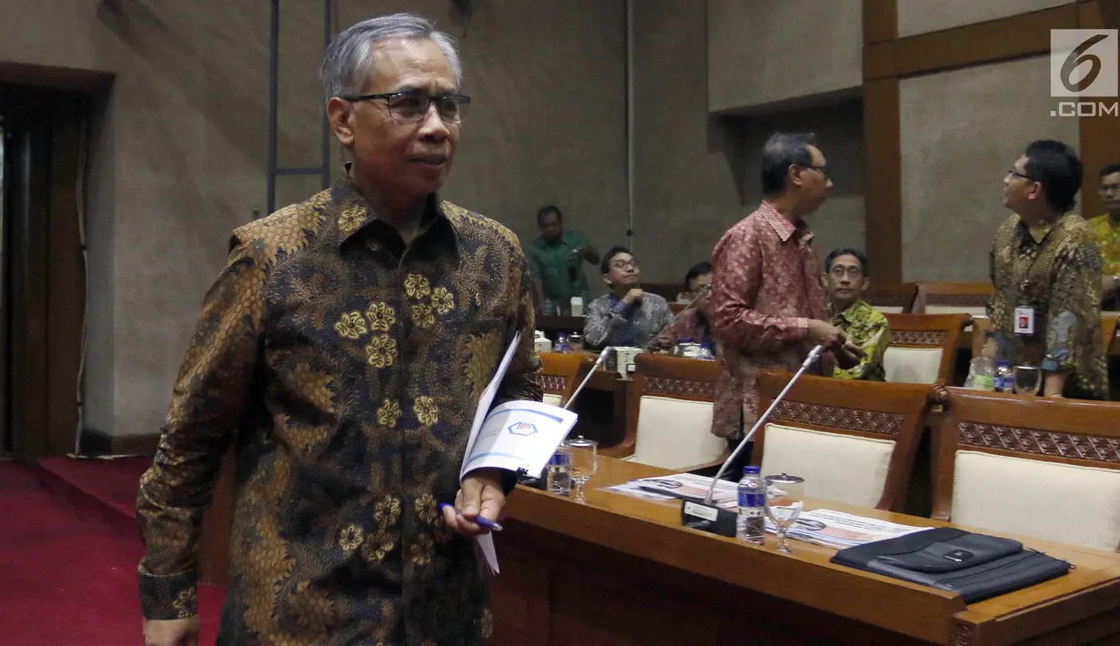 Ketua Dewan Komisoner OJK Wimboh Santoso mengikuti rapat panja dengan Komisi XI di Kompleks Parlemen Senayan, Jakarta, Selasa (11/12). Rapat tersebut membahas rencana anggaran OJK tahun 2019. (Liputan6.com/JohanTallo)