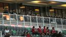 Bukan hanya deretan pelatih Timnas Indonesia U-20 saja yang menonton jalannya pertandingan tersebut. Timnas Timor Leste pun mengirimkan perwakilannya yang duduk tepat di depan asisten pelatih Timnas Indonesia. (Bola.com/Ikhwan Yanuar)