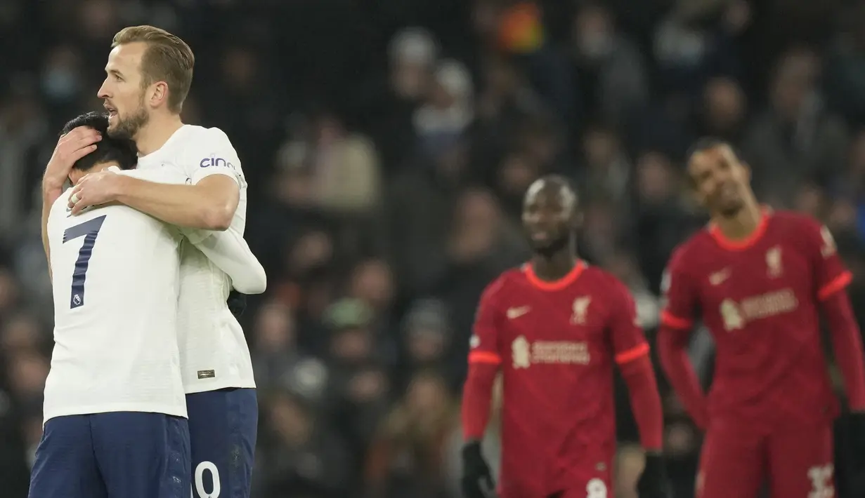 Bermain menyerang, Liverpool malah tertinggal terlebih dahulu pada menit ke-13. Meneruskan umpan terobos dari Tanguy Ndombele, Harry Kane berhasil melesatkan tembakan mendatar dari dalam kotak penalti. Gol ini sekaligus sebagai gol pertama Kane di Liga Inggris musim ini. (AP/Frank Augstein)