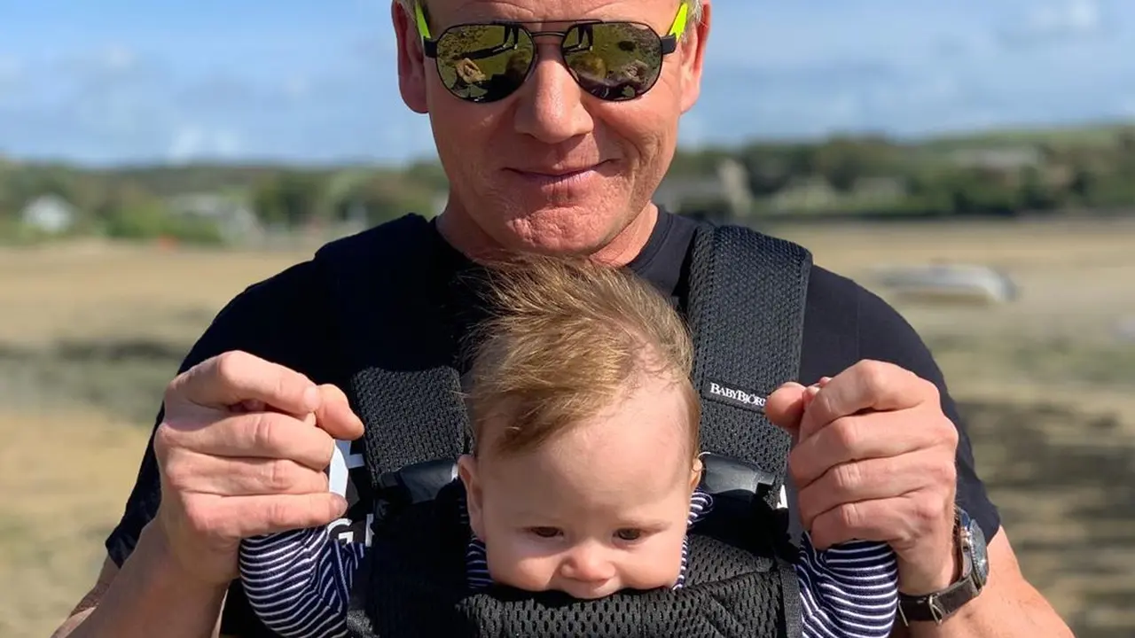 FOTO: Potret Kebersamaan Gordon Ramsay dan bayinya, Oscar James Ramsey