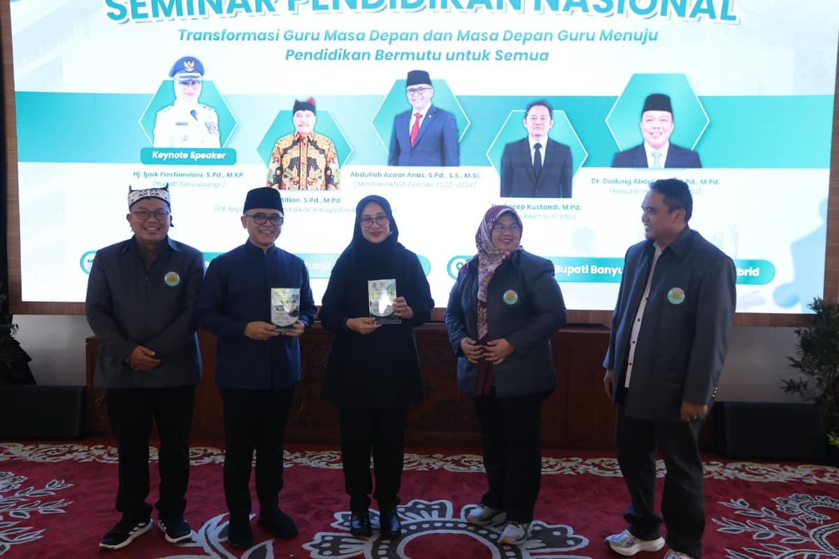 Tingkatkan Mutu Pendidikan, Bupati Ipuk Minta Guru Banyuwangi Kuasai Teknologi