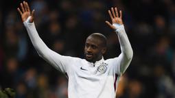 Yaya Toure. Eks gelandang tengah Pantai Gading yang telah memutuskan pensiun pada Januari 2020 ini total 8 musim lamanya membela Manchester City mulai 2010/2011 hingga 2017/2018. Kepergiannya dari klub pada akhir musim 2017/2018 terjadi akibat pertikaiannya dengan pelatih Pep Guardiola yanag dinilainya diskriminatif terhadap pemain asal Afrika. Ia pun hanya dimainkan hanya dalam 10 laga pada musim terakhirnya di Liga Inggris. Pada awal musim 2018/2019 ia memutuskan hijrah ke Olympiacos. (AFP/Paul Ellis)