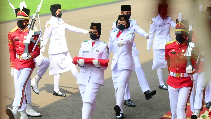 Pasukan Pengibar Bendera Pusaka (Paskibraka) membawa Bendera Merah Putih saat upacara peringatan HUT ke-76 RI di Istana Merdeka, Selasa (17/8/2021). (Foto:Muchlis Jr-Biro Pres Sekretariat Presiden)