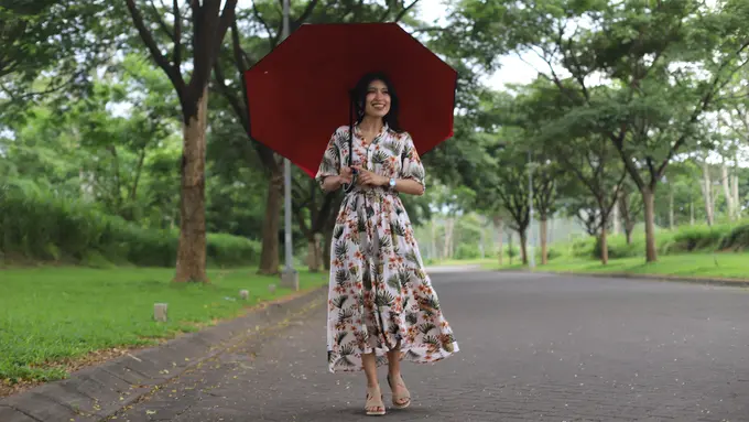 wanita februari bahagia payung