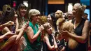 Kucing Aodhan memakai busana fedora saat mengikuti fashion show kucing di Hotel Algonquin di New York, (2/8). Acara penggalangan dana ini untuk membantu 150 hewan lebih yang berhasil diselamatkan dan kini di penampungan hewan. (AP Photo/Mary Altaffer)