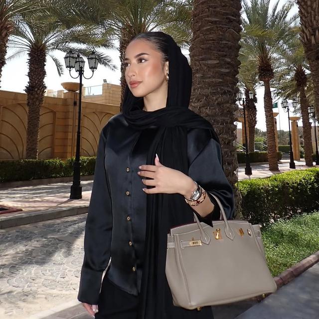 Gaya Berhijab Jennifer Coppen di Jeddah Jelang Pertandingan Indonesia vs Arab Saudi, Bertabur Aksesori Ratusan dan Tas Hermes