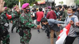Marinir AL saat menghalau massa usai terjadi pelemparan batu di Jalan MH, Thamrin, Jakarta, Selasa (13/10/2020). Massa pengunjuk rasa yang menolak Omnibus Law UU Cipta Kerja akhirnya dibubarkan aparat. (merdeka.com/Arie Basuki)