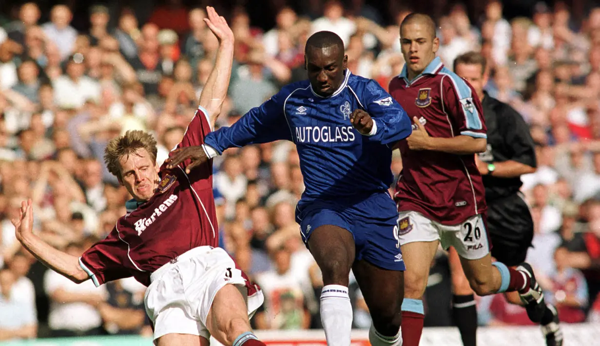 Stuart Pearce (kiri). Bek Inggris ini mencetak gol terakhirnya di Liga Inggris di usia 38 tahun, 7 bulan dan 1 hari saat West Ham menghadapi Southampton, 25 November 2000. Total ia mencetak 20 gol, 7 assist dan 52 clean sheet dalam 202 laga selama berkiprah di Liga Inggris. (AFP/Roger Parker)