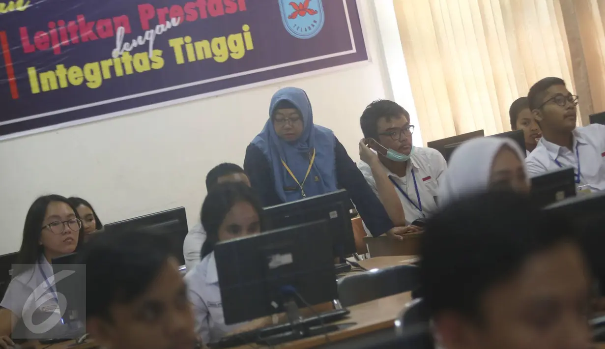 Seorang guru saat mengawas Ujian Nasional Berbasis Komputer (UNBK) di SMAN 3 Jakarta, Senin (10/4). Pelaksanaan UNBK SMA dan Madrasah Aliyah (MA) sederajat ini berlangsung hingga Kamis, 13 April 2017. (Liputan6.com/Immanuel Antonius)