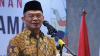 Menko PMK Muhadjir Effendy saat memberikan sambutan pada acara 'Penandatanganan Nota Kesepahaman Tentang Penyediaan Bahan Baku Fraksionasi Plasma' di Wisma PMI Jakarta, Rabu (14/6/2023). (Dok Kementerian Koordinator Bidang Pembangunan Manusia dan Kebudayaan RI)