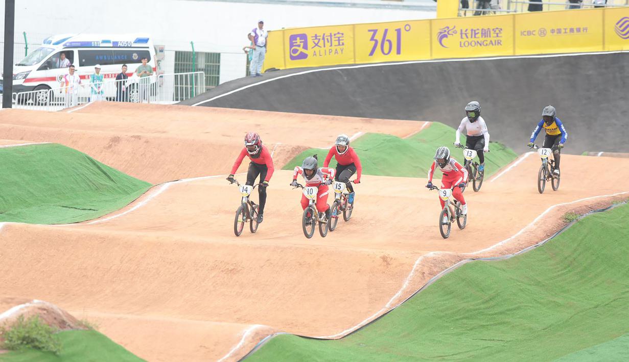 Pembalap BMX putri Indonesia, Amellya Nur Sifa (tengah) bersaing dengan pembalap China, Gu Quan-quan (kiri) dan pembalap Indonesia lainnya, Jasmine Azzahra Setyobudi (kanan/9) pada lomba balap sepeda nomor BMX putri Asian Games 2022 di Chun'an Jieshou Sports Centre BMX Course, Minggu (1/10/2023) pagi WIB. (PB ISSI/Nick Hanoatubun)