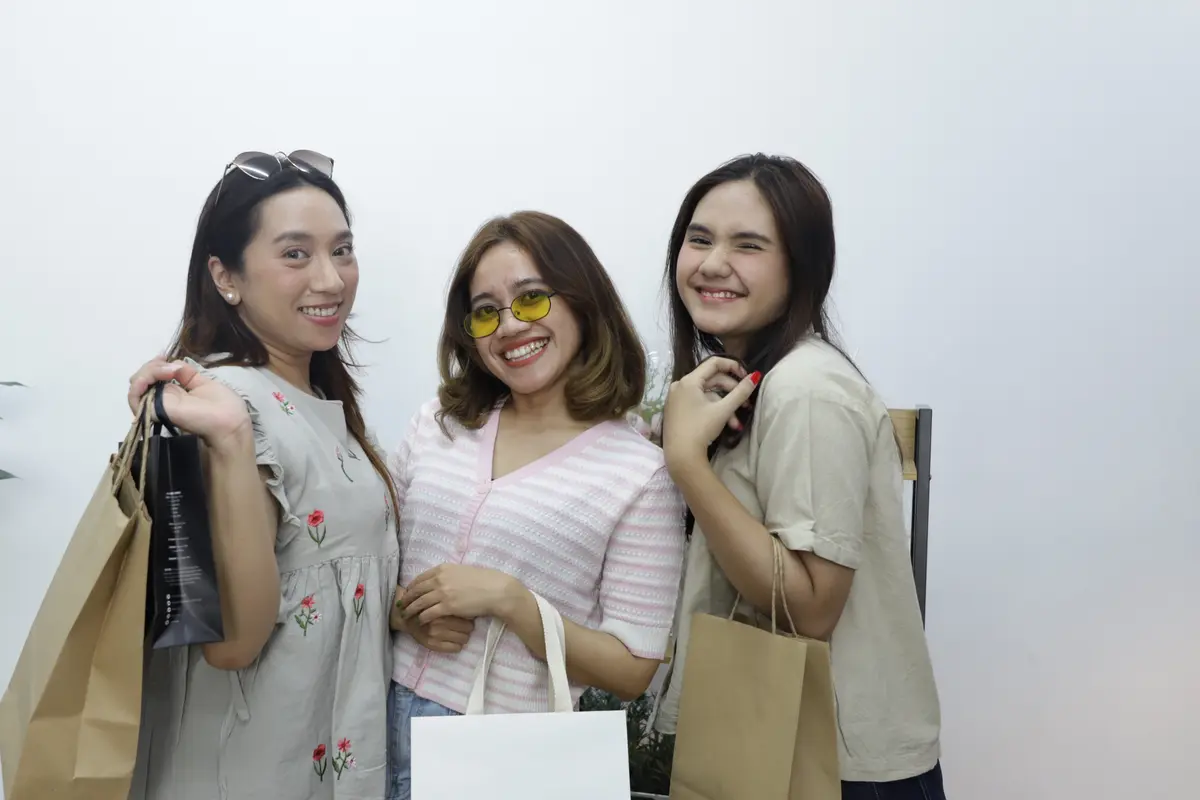 wanita desember belanja bersama