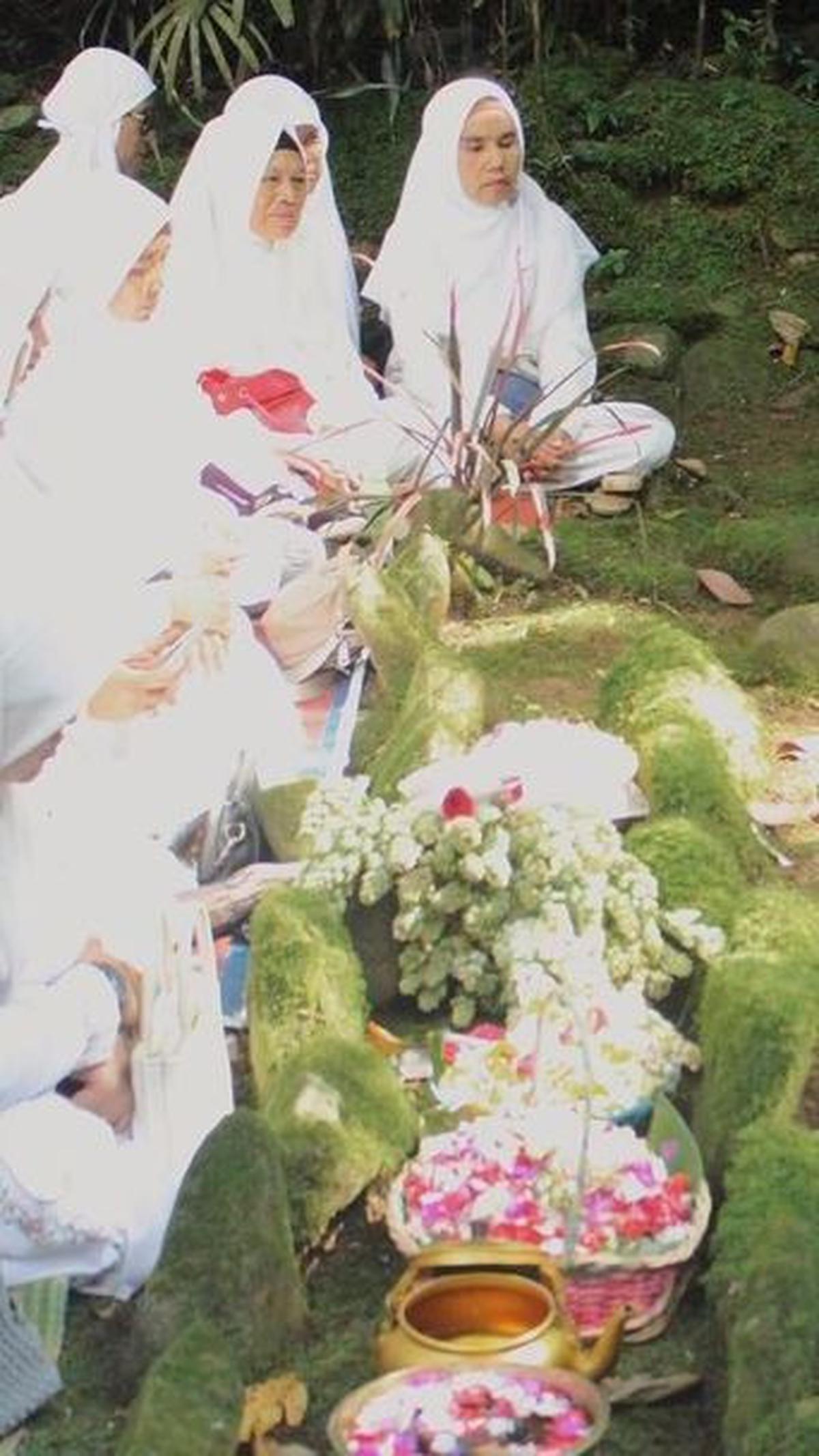 Sepuh di sini juga merujuk ke sesepuh yang berpengaruh dalam persebaran agama Islam di Desa Ciomas, Kecamatan Panjalu yakni KH Eyang Penghulu Gusti.