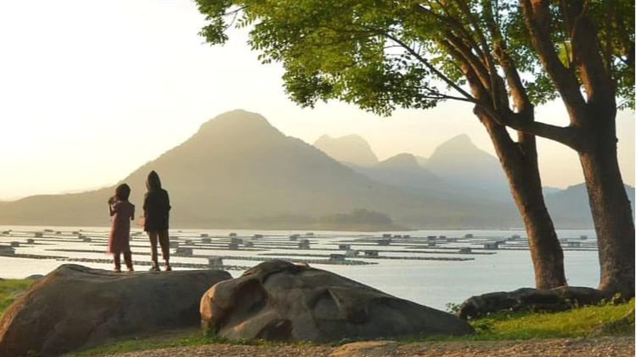 Menyusuri Keindahan Taman Batu di Samping Waduk Jatiluhur, Pemandangan Gunung dan Danaunya Bak Lukisan