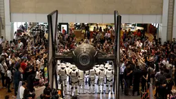 Pengunjung mengabadikan gambar para Stormtroopers dengan pesawat perangnya  di Bandara Changi, Singapura, Kamis (12/11/2015). Acara ini bertepatan dengan tur media Star Wars bertema All Nippon Airways ANA R2D2 Boeing 787. (REUTERS/Edgar Su) 
