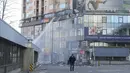 Sebuah gedung apartemen rusak setelah serangan roket di kota Kiev, Ukraina, Sabtu (26/2/2022). Pasukan Rusia menyerbu ke arah ibu kota Ukraina pada Sabtu (26/2), dan pertempuran jalanan pecah saat pejabat kota mendesak penduduk untuk berlindung. (AP Photo/Efrem Lukatsky)