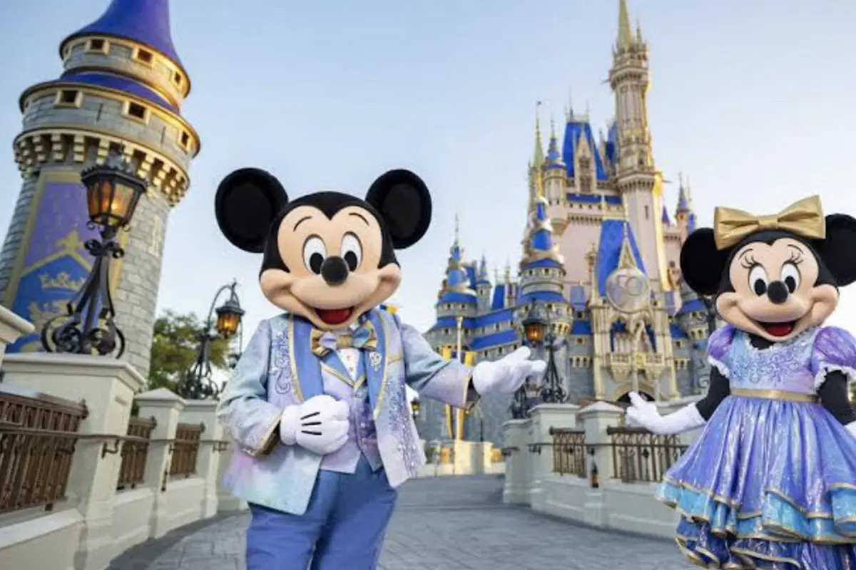 Disneyland Hong Kong dan Disneyland Paris