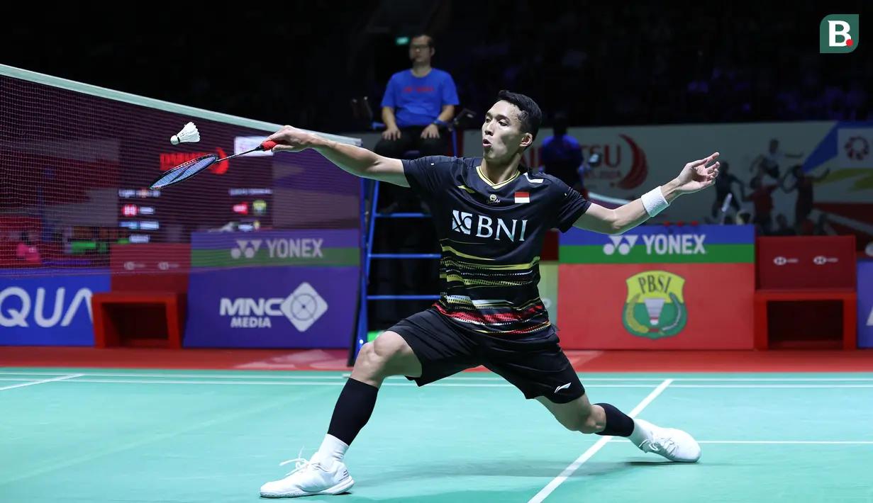 <p>Tunggal putra Indonesia, Jonatan Christie berusaha menempatkan bola di depan net saat menghadapi wakil China, Lu Guang Zu pada laga babak 32 besar Indonesia Masters 2024 di Istora Senayan, Jakarta, Rabu (24/1/2024). Jonatan Christie kalah rubber game 21-19, 19-21 dan 19-21. (Bola.com/M Iqbal Ichsan)</p>