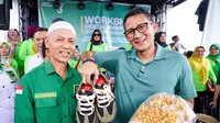 Ketua Bappilu PPP Sandiaga Uno memberikan sepatu yang sedang dikenakannya untuk seorang Caleg partai berlambang Ka’bah itu di Sumatera Barat sebagai modal kampanye. (Ist).