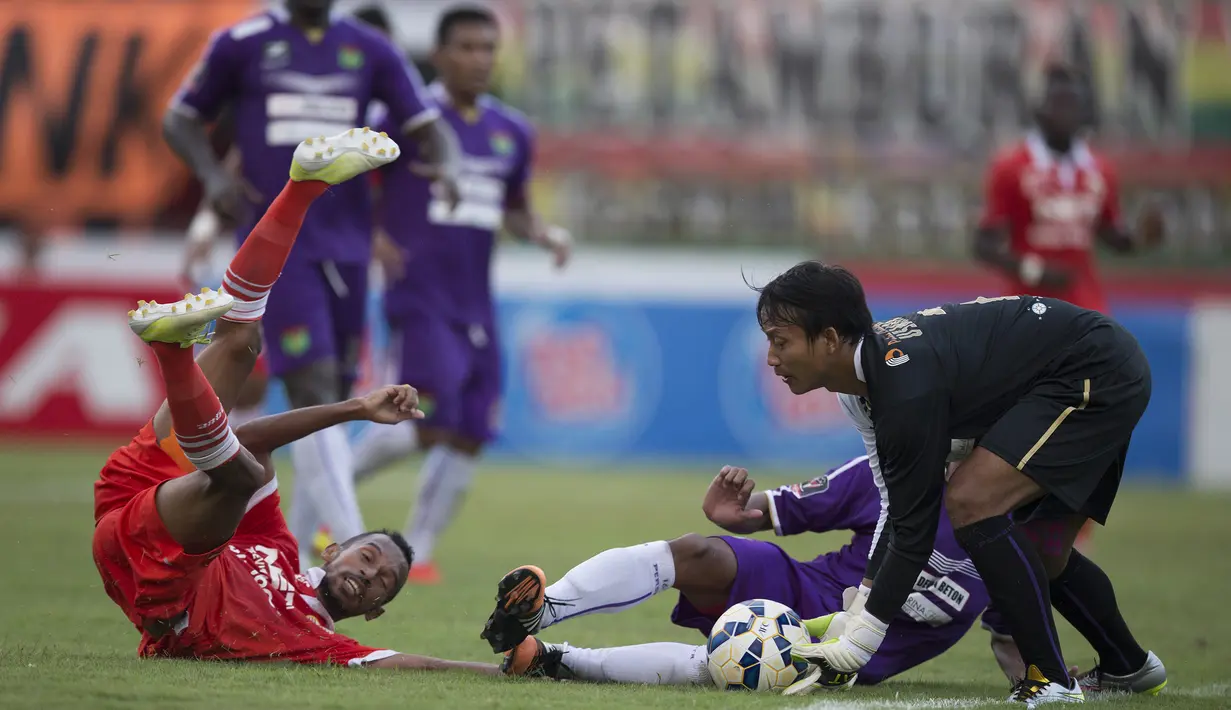 Pemain Persija, Nur Iskandar terjatuh pada laga Piala Presiden melawan Persita di Stadion Dipta, Kamis (3/9/2015). Pertandingan berakhir imbang 1-1. (Bola.com/Vitalis Yogi Trisna)
