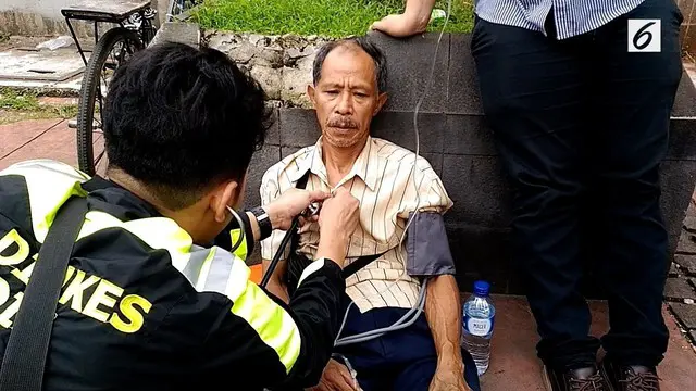 Seorang kakek yang hendak mencari kerja mendadak pingsan dan ditolong oleh unit paramedis bermotor.