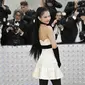 Jennie Blackpink di Met Gala 2023. (Evan Agostini/Invision/AP)