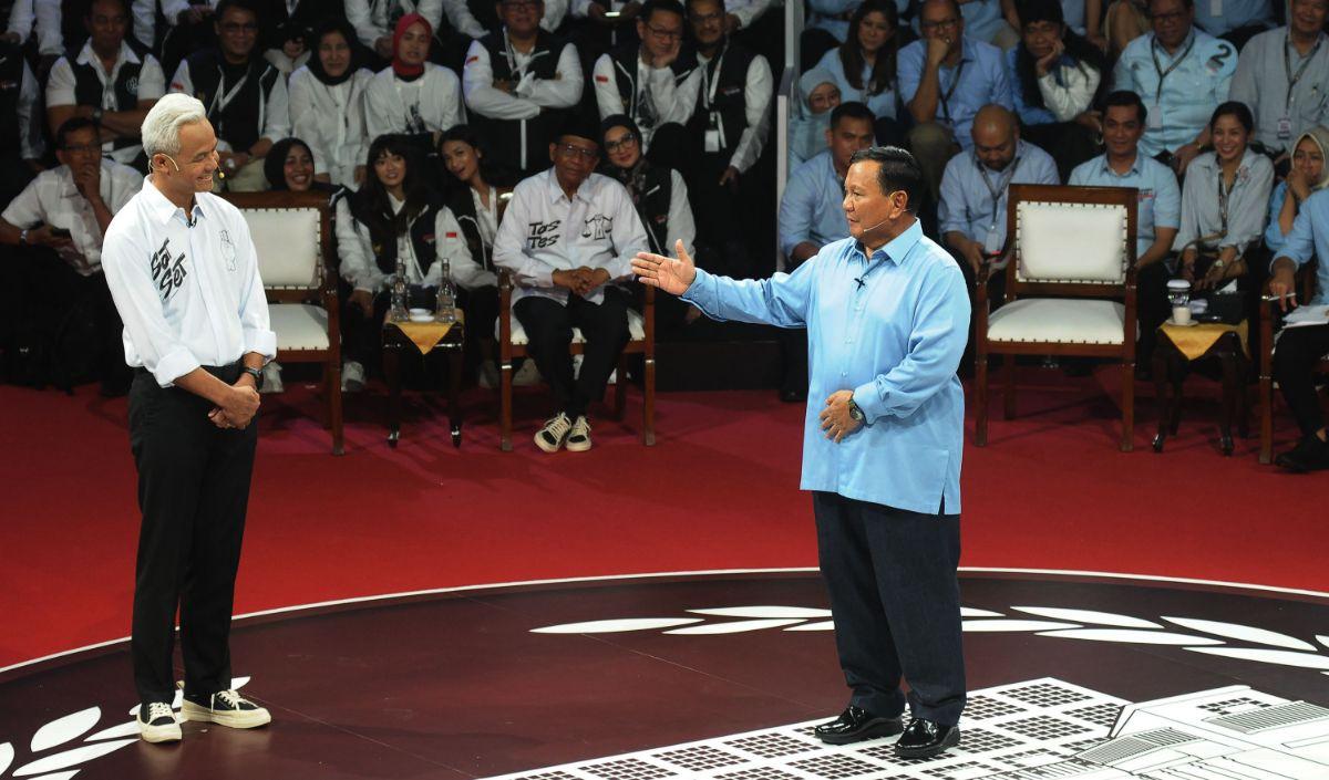 Prabowo awalnya menjawab cukup santai. Dia mengungkapkan bahwa putusan MK telah final dan tidak dapat diubah sehingga dia bisa melaksanakannya.<br>