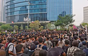 Demo 28 Oktober, Massa Aksi Padati Depan Gedung UOB