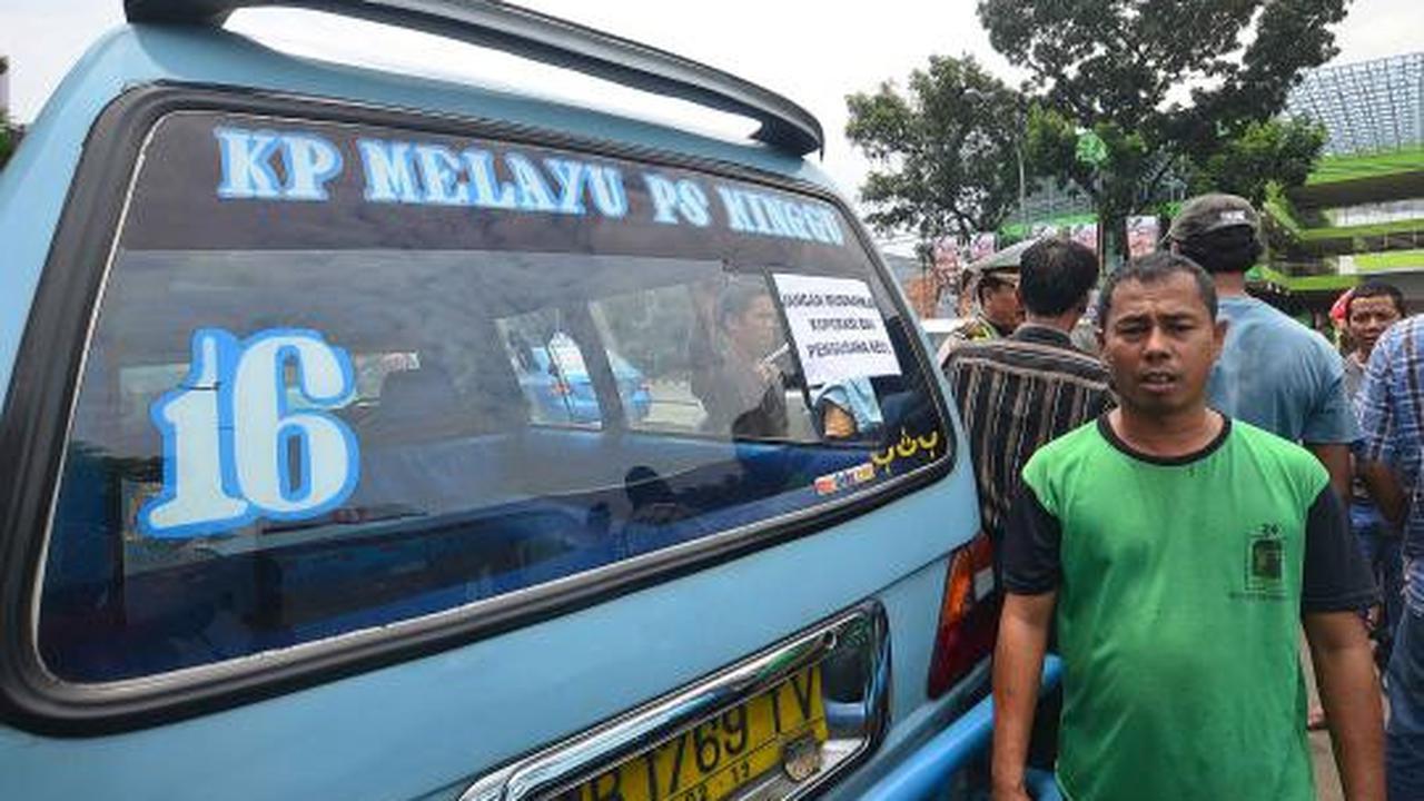 Di tengah aksi mogok, sopir angkot tertidur pulas