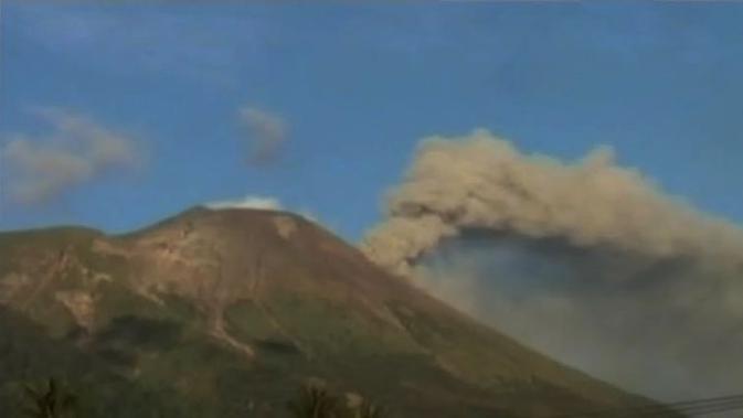 Gunung Gamalama Di Ternate Semburkan Abu Vulkanik News Liputan6 Com