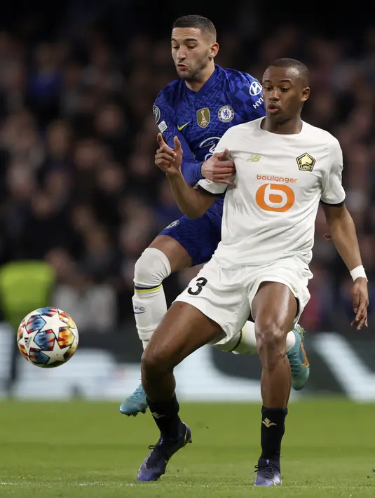 Gelandang Chelsea, Hakim Ziyech berusaha merebut bola dari pemain Lille, Tiago Djalo pada pertandingan leg pertama Liga Champions di Stamford Bridge, London, Rabu (23/2/2022). Chelsea menang atas Lille 2-0. (AP Photo/Ian Walton)