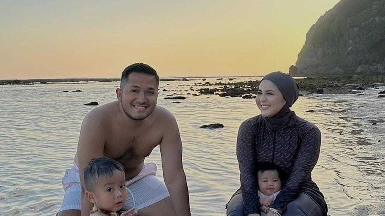 Bermain Air di Tepi Pantai