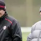 Manajer MU Sir Alex Ferguson (kanan) dan asistennya Carlos Queiroz di sesi latihan tim di Carrington, 8 April 2008 jelang leg kedua perempat final Liga Champions lawan AS Roma. AFP PHOTO / PAUL ELLIS 