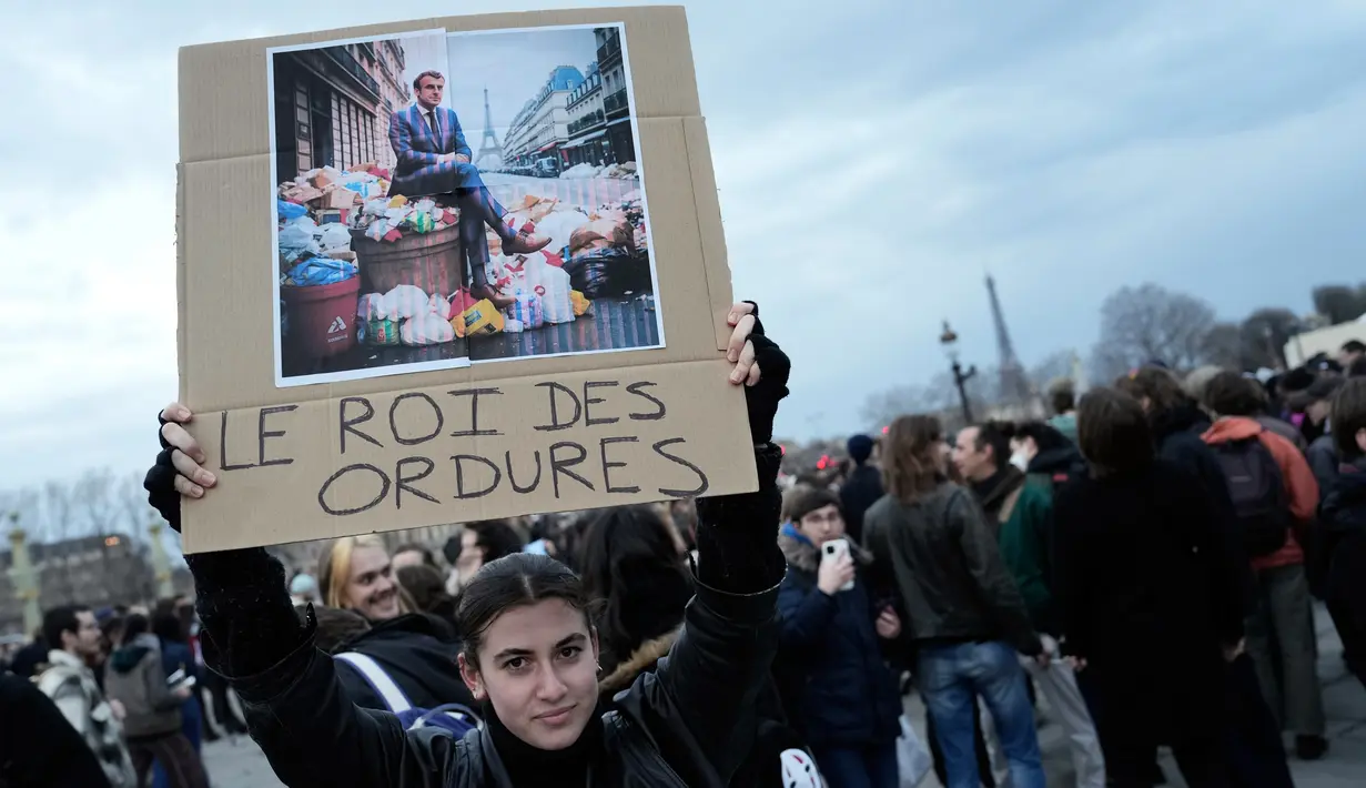 Keputusan Presiden Prancis Emmanuel Macron untuk memaksakan RUU dengan menaikkan usia pensiun dari 62 menjadi 64 tahun melalui parlemen tanpa pemungutan suara telah menimbulkan protes. (AP Photo/Lewis Joly)