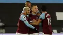 Striker West Ham United, Jarrod Bowen, merayakan gol yang dicetaknya ke gawang Aston Villa pada laga lanjutan Liga Inggris di Stadium of London, Selasa (1/12/2020) dini hari WIB. West Ham menang 2-1 atas Aston Villa. (AFP/Frank Augstein/pool)