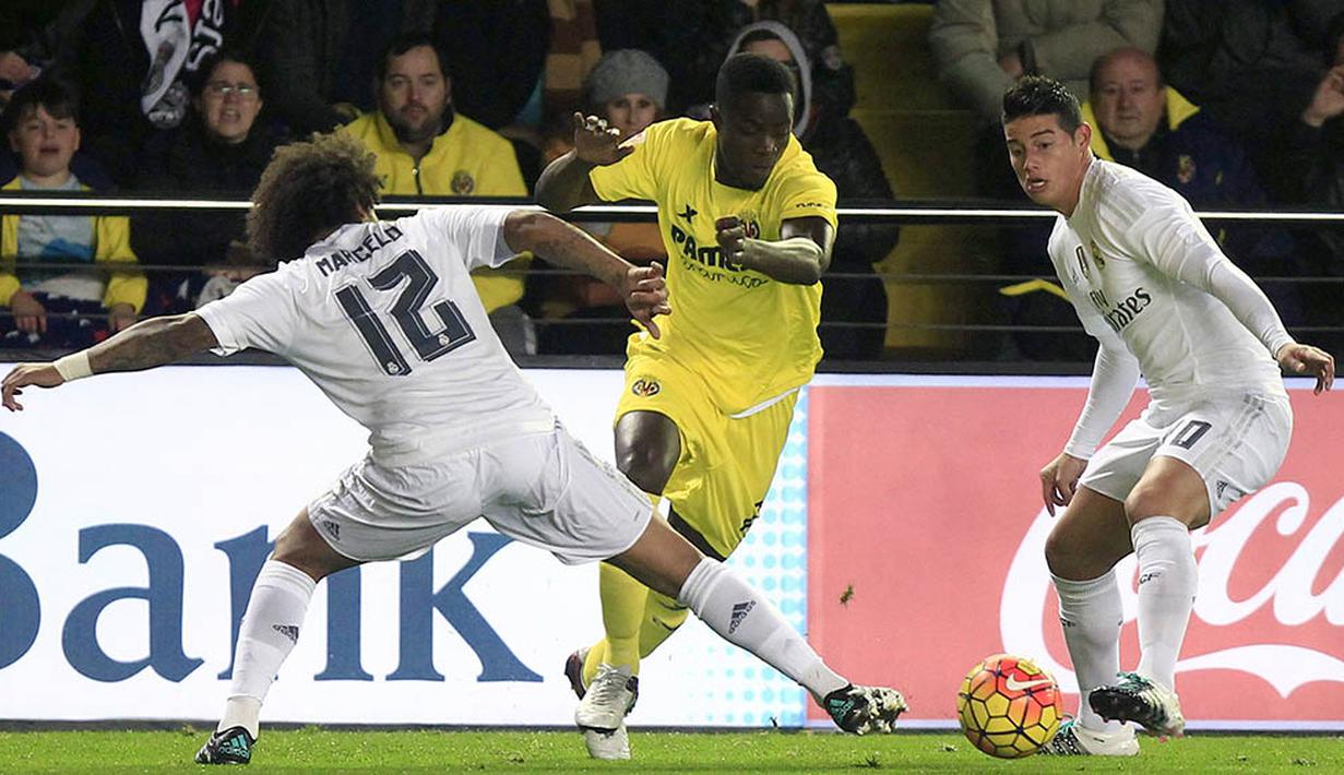 Bek Villarreal, Eric Bailly, berusaha melewati hadangan pemain Real Madrid pada laga La Liga Spanyol di Stadion El Madrigal, Spanyol, Minggu (13/12/2015). (EPA/Juan Carlos)