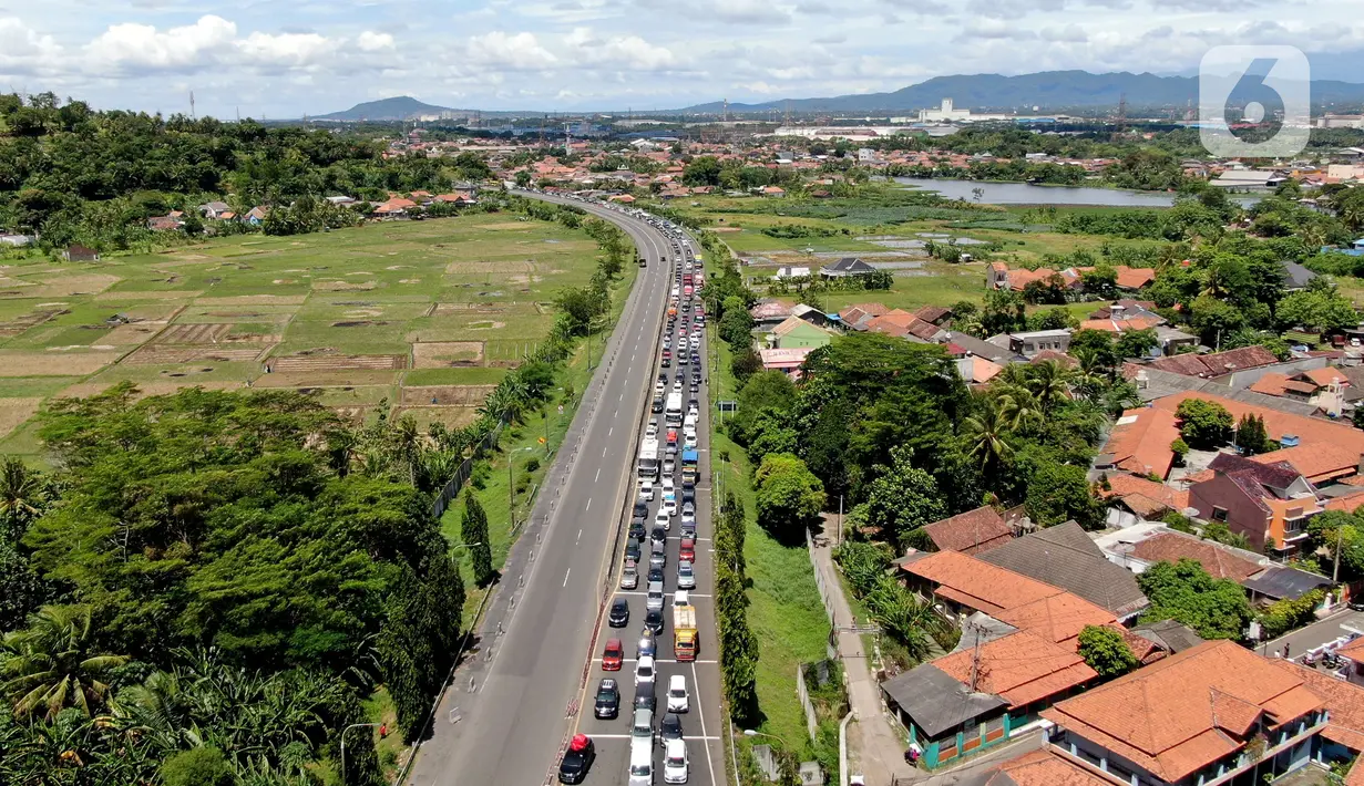 <p>Foto udara memperlihatkan kemacetan yang terjadi dalam Tol Tangerang-Merak, Banten, Jumat (29/4/2022). Kemacetan sepanjang 7 Kilometer mengular hingga ke dalam tol akibat lonjakan pemudik yang hendak menyeberang ke Pulau Sumatera melalui Pelabuhan Merak. (Liputan6.com/Angga Yuniar)</p>