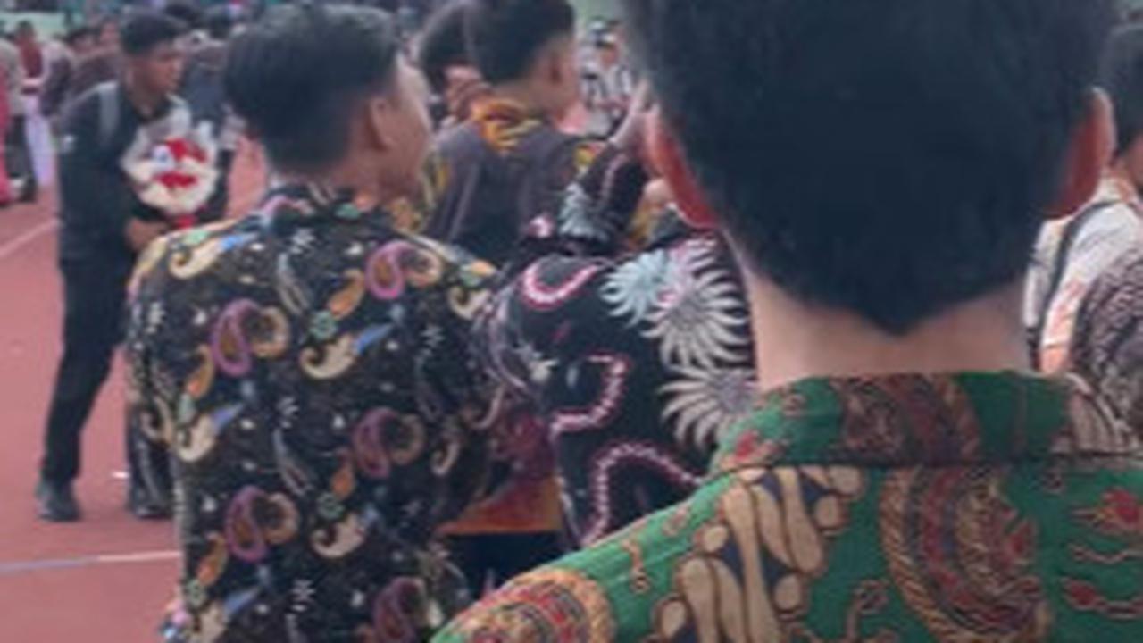 Pemilik akun TikTok nngaaabb membagikan video saat mendatangi wisuda temannya.<br>