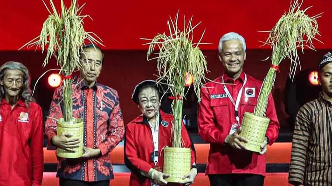 Mengikuti jejak sang ayah, Megawati juga terjun di dunia politik. Kiprahnya di dunia politik dan pemerintahan pun tidak perlu diragukan lagi.<br>