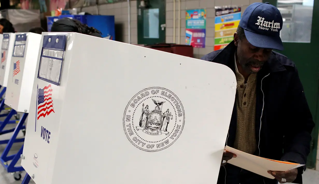 Pemilih memberikan suara mereka dalam pemilihan presiden AS di Sekolah James Weldon Johnson di kawasan East Harlem dari Manhattan, New York City, AS, Selasa (8/11). (REUTERS / Andrew Kelly)