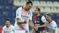 Striker AC Milan Zlatan Ibrahimovic merayakan golnya ke gawang Cagliari dalam lanjutan Liga Italia di Sardegna Arena, Selasa (19/1/2021) dini hari WIB. (Spada/LaPresse via AP)