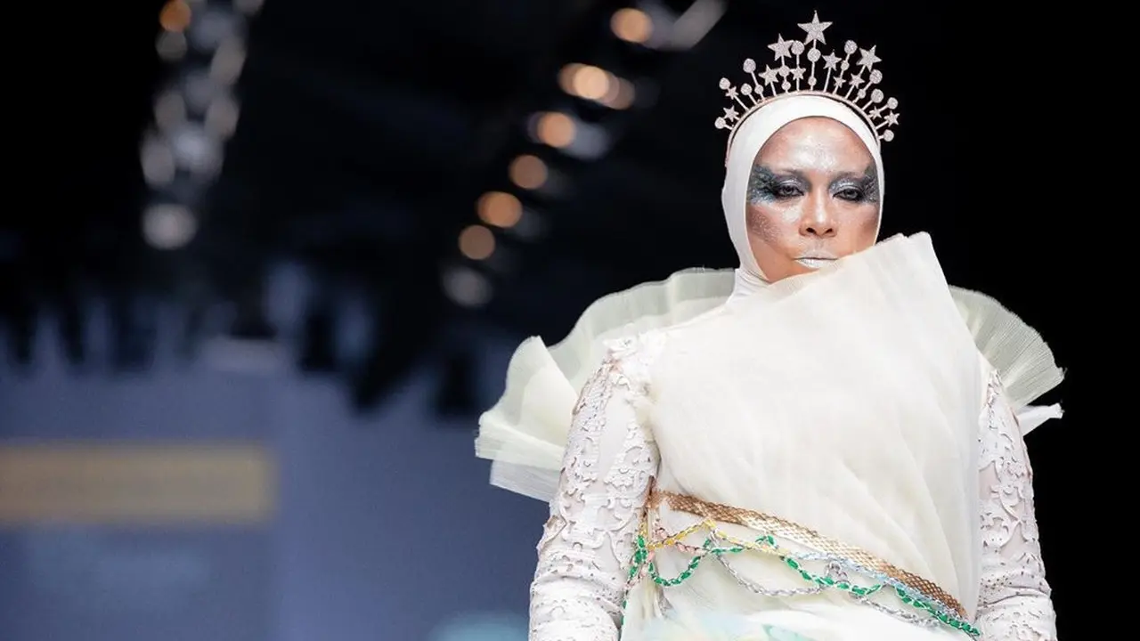 Potret Melly Goeslaw di Jakarta Fashion Week 2020