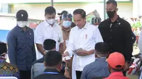 Presiden Jokowi memberikan Bantuan Subsidi Upah (BSU) di Kota Baubau, Sulawesi Tenggara, Selasa (27/09/2022). (Foto: Istimewa)