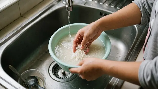 Mencuci Beras