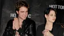 Kristen Stewart dan Robert Pattinson jatuh cinta dan pacaran karena film Twilight. Namun Kristen berselingkuh dengan Rupert Sanders dan membuat mereka harus berpisah. (The Inquisitr)