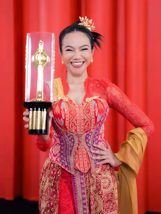 Kain batik tradisional yang ia pilih sebagai bawahan tetap memberikan nuansa klasik, namun keseluruhan siluetnya terlihat segar dan kekinian. Aksen obi emas dan selendang panjang di lengan menambah sentuhan teatrikal, seolah menghidupkan spirit perempuan Indonesia yang kuat, anggun, dan ekspresif. [@yurayunita].