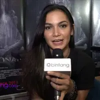 Kia Poetri ikut mendapatkan peran tomboy di film ‘Demona’. Ternyata dikehidupan nyatanya, ia dijuluki tomnit (tomboy genit) oleh keluarganya.