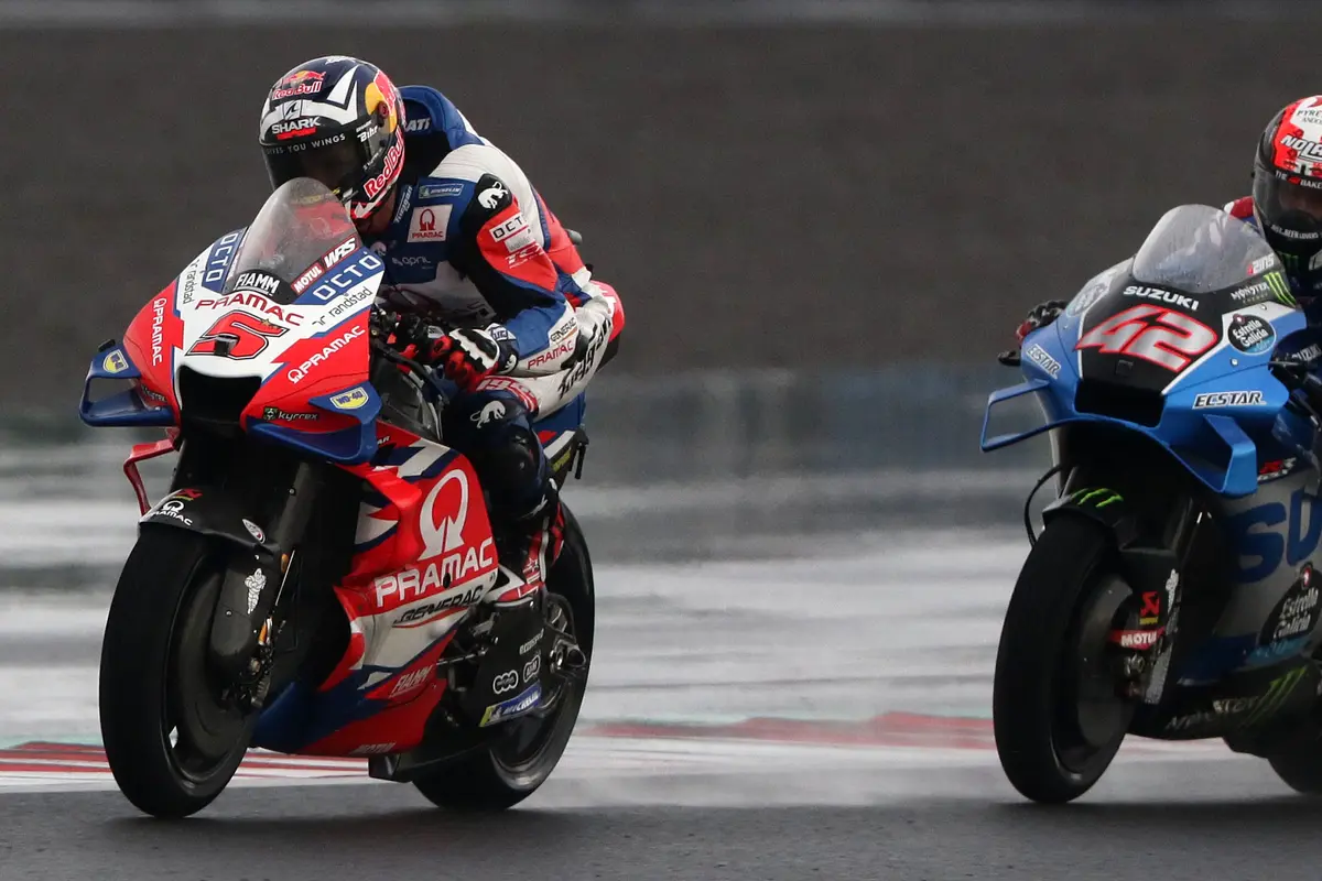 FOTO: Aksi Pembalap MotoGP Libas Lintasan Basah Pertamina Mandalika International Street Sirkuit